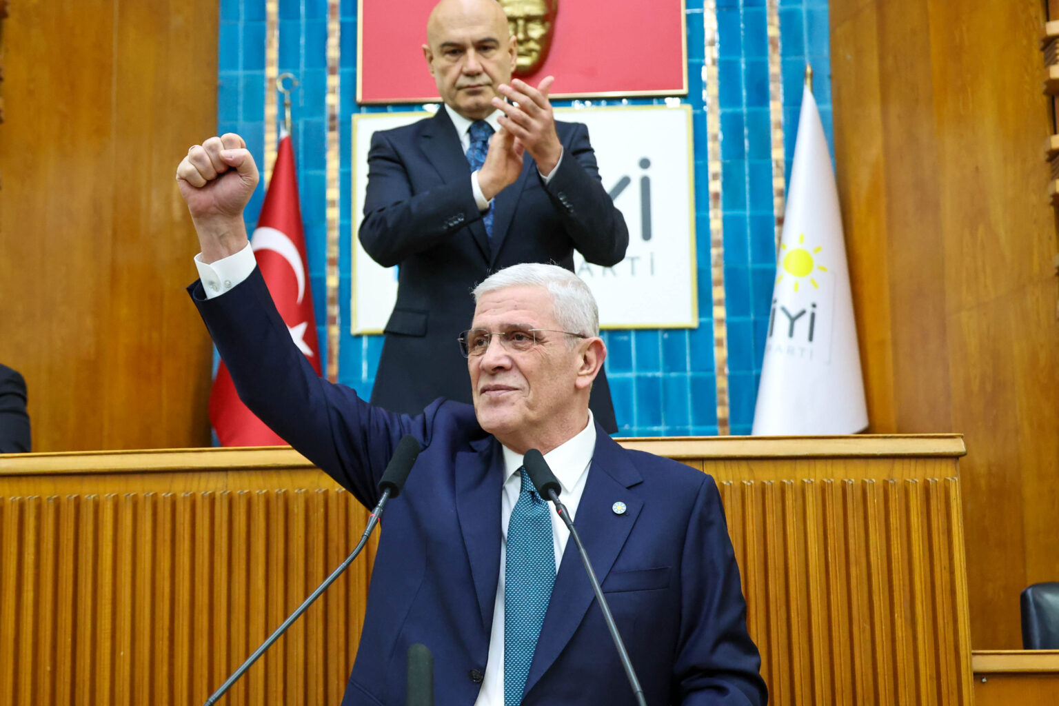 “Çok Seviyorsan Yakasına Rozet Takıp Eş Başkan Olarak Yanına Al”