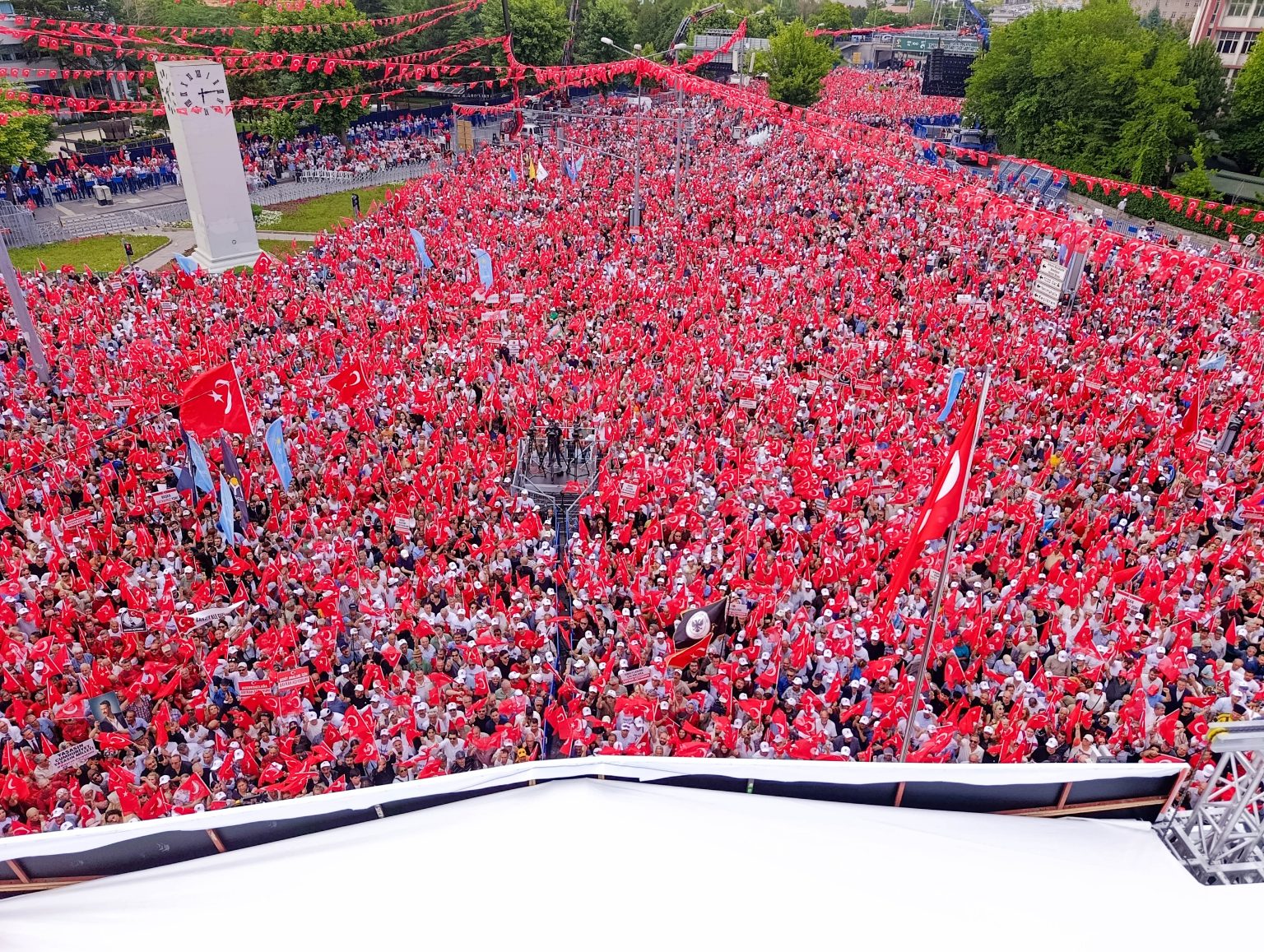 Haksızlığa, Hukuksuzluğa, Adaletsizliğe, Gaflete ve İhanete Karşı Bayrak Açıyorum Düşün Peşime!